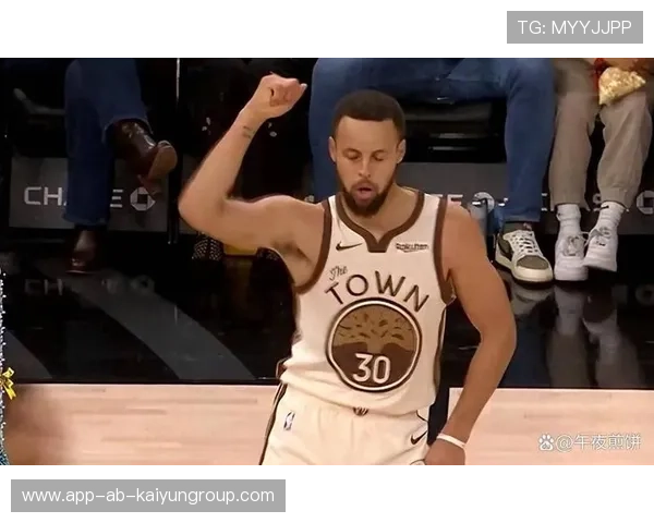 库里晒老照片怀念父亲教练，情绪真挚动人